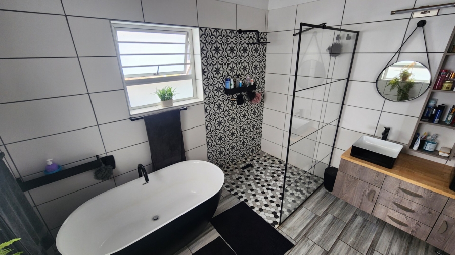 6 Bedroom Property for Sale in Paradise Beach Eastern Cape